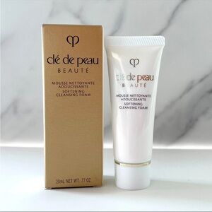 Softening & Hydrating Luxurious Clé de Peau Beauté Softening Cleansing foam
